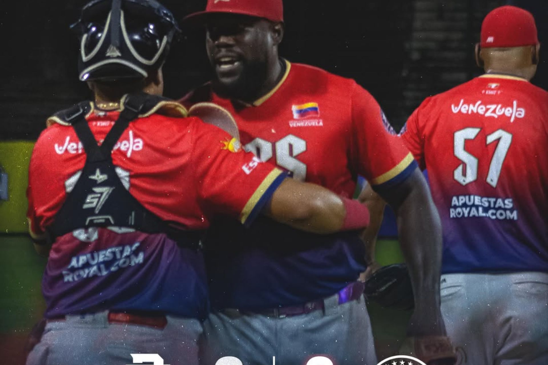Jugadores de Senadores de Caracas celebrando en equipo
